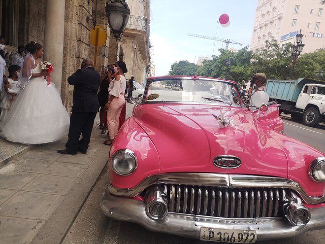Kuba je veliko več kot revolucija, stari avtomobili pisanih barv in muzika, po katerih jo – se zdi – pri nas pozna največ ljudi, jo opiše Barbara.