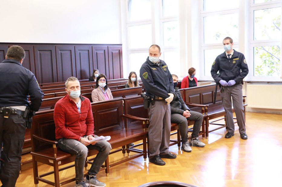 Fotografija: Giacomo Pappalardo (levo) in Mario Piacente (drugi z desne) sta obtožena ropa v hudodelski združbi, preti jima do petnajst let zapora. FOTO: Leo Caharija/Primorske novice