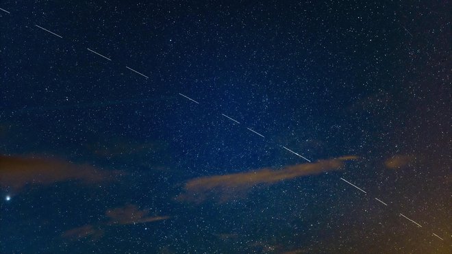 Satelite Starlink je v nedeljo ujel tudi fotograf Gregor Kresal. FOTO: Gregor Kresal