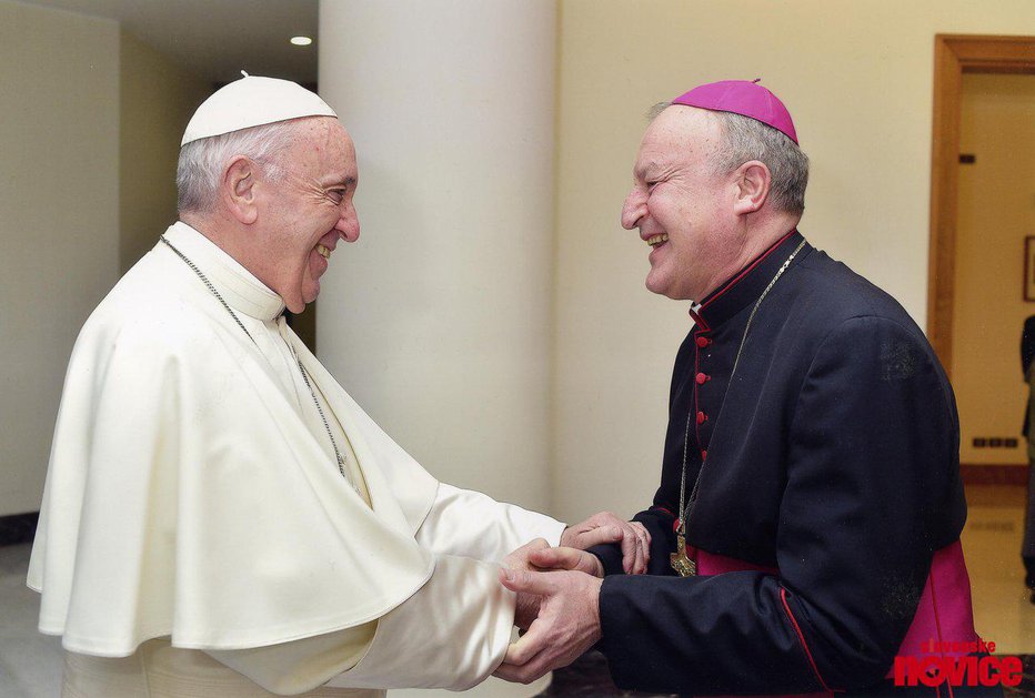 Fotografija: »Bog blagoslovi Slovenijo,« je na avdienci dejal škofu Antonu Jamniku. Foto: Vatican Media