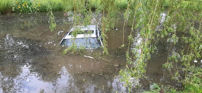 Posebej v nevarnosti je bil voznik avtomobila, ki je zapeljal v ribnik. FOTO: PGD Ormož