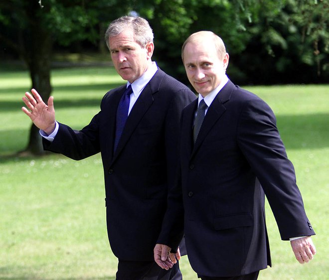 Srečanje Busha in Putina na Brdu pri Kranju je potekalo nekaj mesecev pred terorističnimi napadi 11. septembra na ZDA. FOTO: Michael Leckel, Reuters