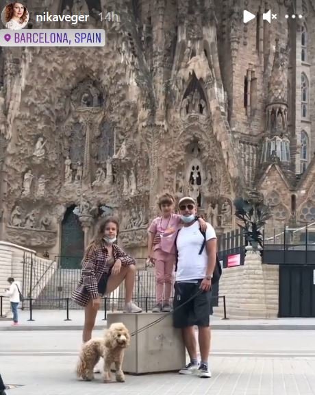 Družinsko fotografiranje pred baziliko Sagrada Familia v Barceloni. FOTO: Instagram