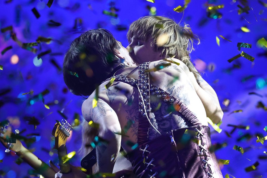 Fotografija: Zmagovalni poljub zmagovalcev Evrovizije. Italijanska zasedba Måneskin Evropo s skladbo Zitti E Buoni nagovarja, naj pri samouresničevanju ne popustijo družbenim pritiskom. FOTO: GETTY IMAGES