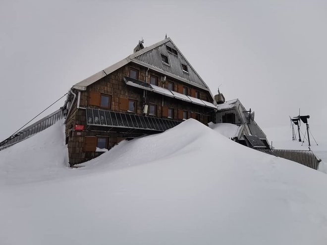 Na Kredarici je več kot pet metrov snega. FOTO: Robert Kosi