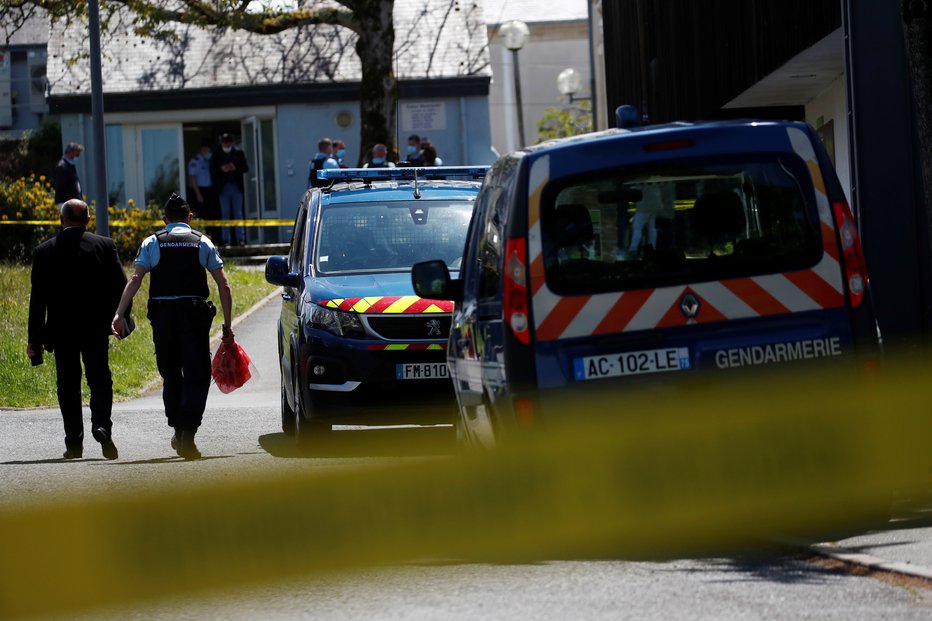 Fotografija: V kraju La Chapelle-sur-Erdre se je zgodil napad na policistko. FOTO: Stephane Mahe, Reuters