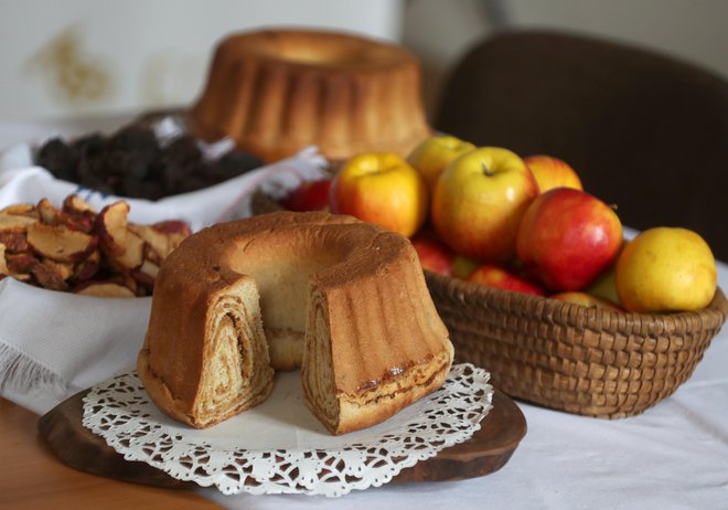 V Sloveniji poznamo okoli 100 sladkih in slanih – ta na fotografiji je iz gorenske vasi Podbrezje in ima nadev iz suhih jabolk oziroma hrušk. Foto: Dejan Javornik
