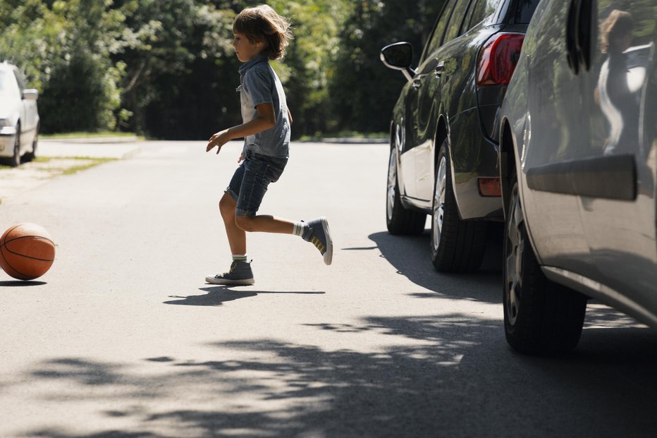 Fotografija: Otrok je med igro stekel na cesto. FOTO: Katarzynabialasiewicz Getty Images/istockphoto