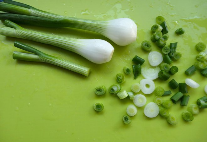 Užitna je cela rastlina, beli čebulček in zeleno sočno listje. FOTO: Anela/Getty Images