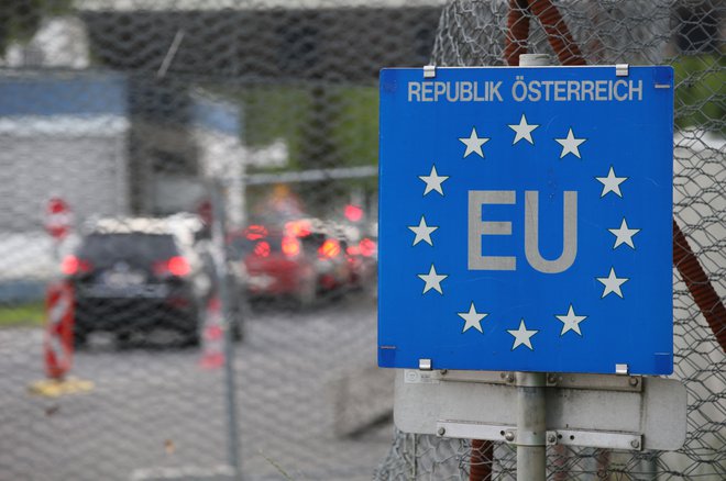 Za prehod meja znotraj EU je potrebno vsaj eno izmed dokazil. FOTO: Tadej Regent, Delo
