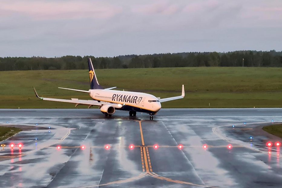 Fotografija: Letalo Ryanair je moralo spet zasilno pristati. FOTO: Andrius Sytas, Reuters