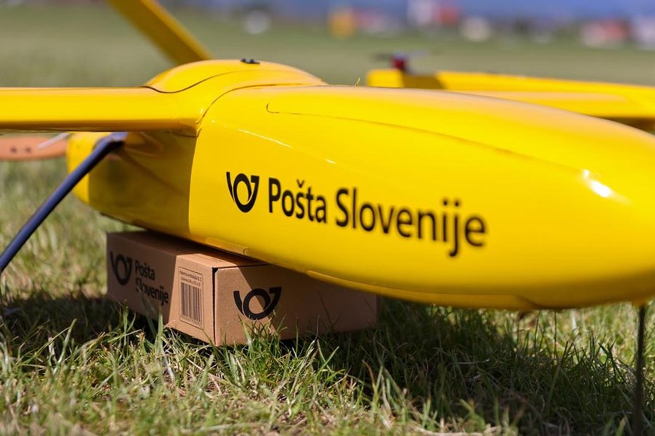 Fotografija: Dostava z letalnikom Pošte Slovenije. FOTO: Pošta Slovenije