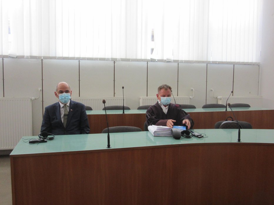 Fotografija: Janša se je udeležil obravnave, zastopal ga je odvetnik Matoz (desno). FOTO: Špela Kuralt, Delo
