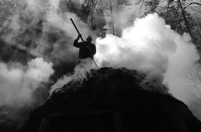 Kuhanje oglja je garaško delo. FOTO: Tomi Lombar
