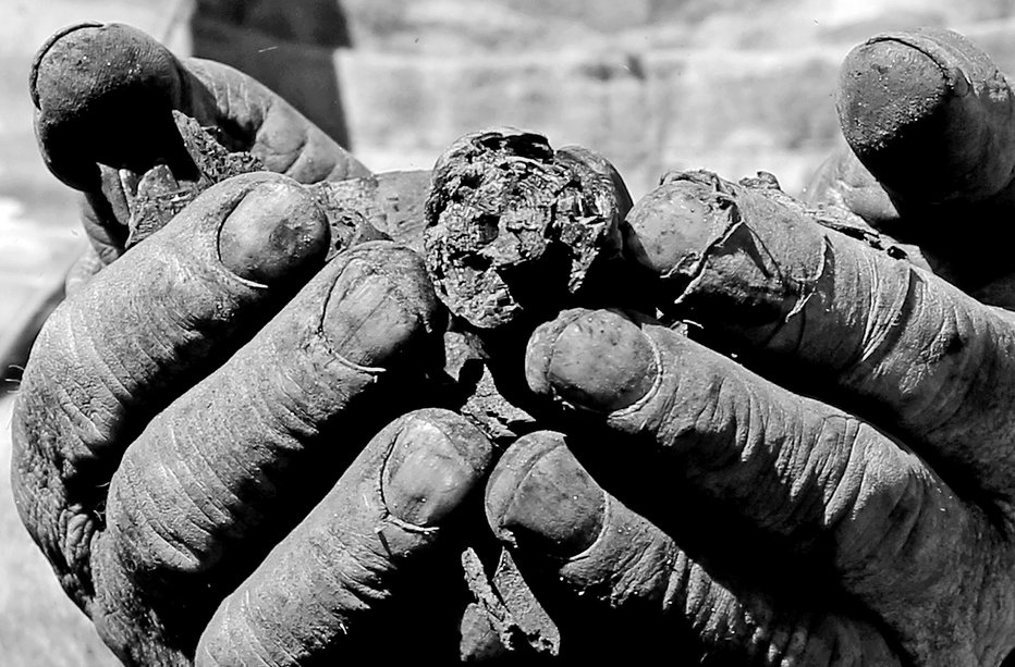 Fotografija: Razstava prikazuje postopek od priprave kope do pobiranja oglja. FOTO: Tomi Lombar