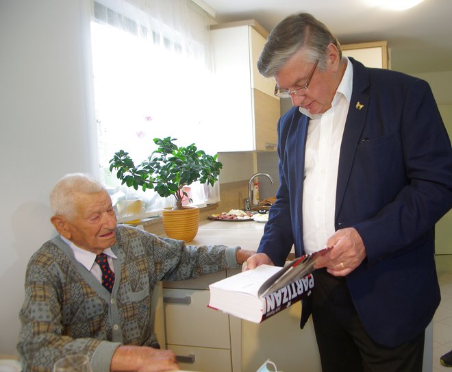 Marijan Križman je slavljencu podaril knjigo Dušana Pirjevca Partizani.