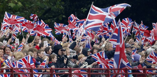Leta 2012 so Britanci slavili kraljičin diamantni jubilej. FOTO: Matt Dunham/Reuters