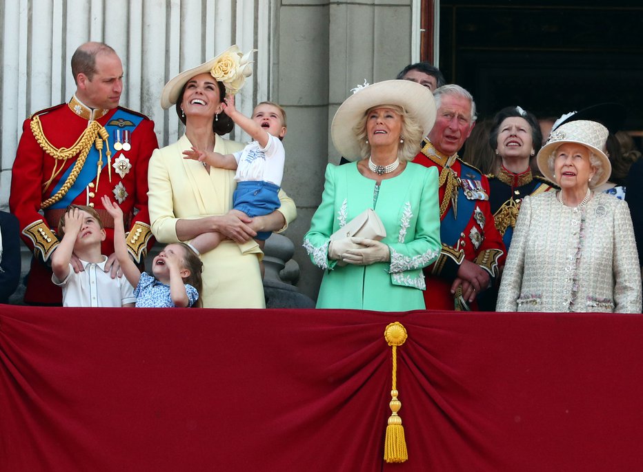 Fotografija: Prelet letal in parado si bodo kraljevi ogledali z balkona Buckinghamske palače. FOTO: Hannah Mckay/Reuters