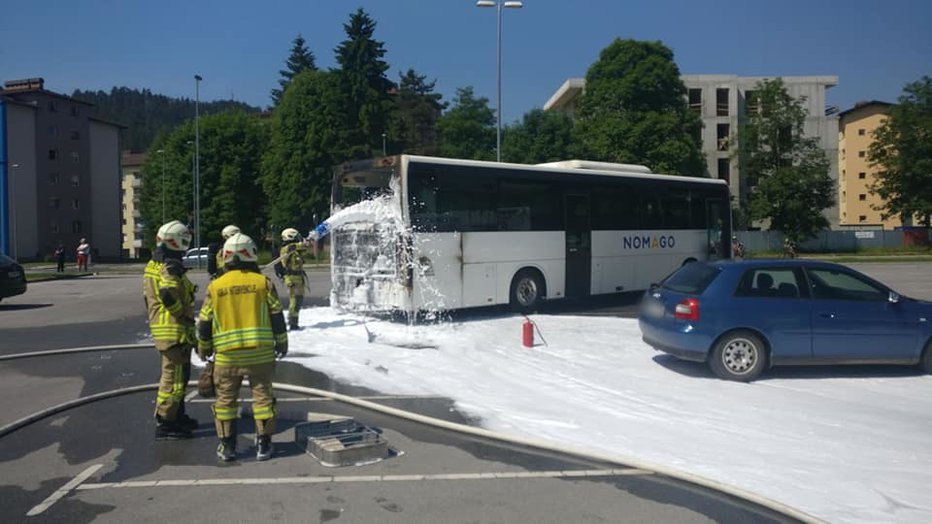 Fotografija: Avtobus zagorel, gasilci pogasili. FOTO: Pgd Litija