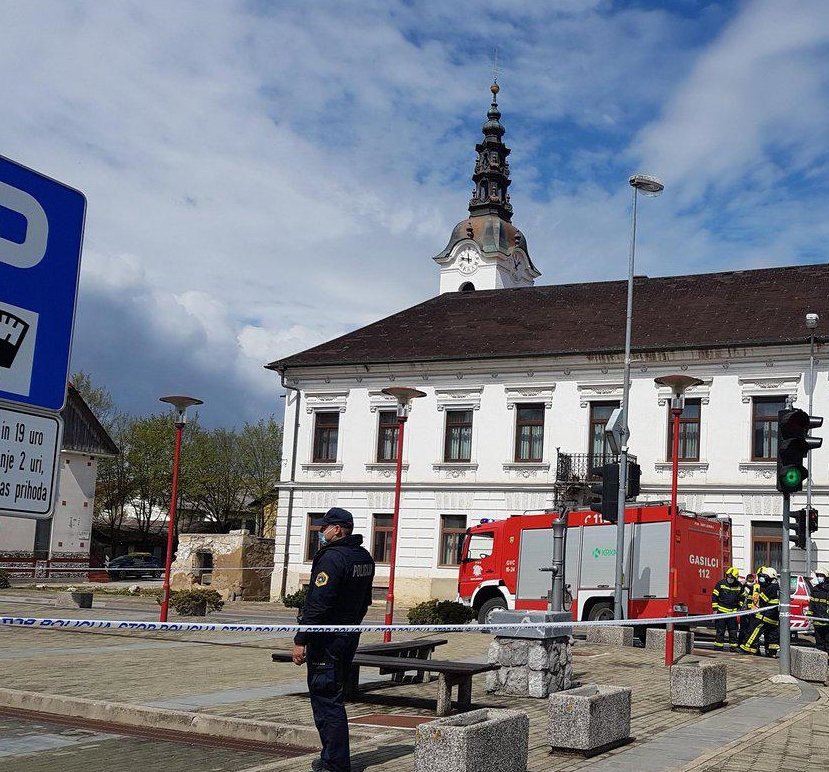 Fotografija: Nekaj pred 14. uro so prejeli obvestilo o nastavljeni bombi v poslovalnici NLB v Šentjerneju. FOTO: Tanja Jakše Gazvoda