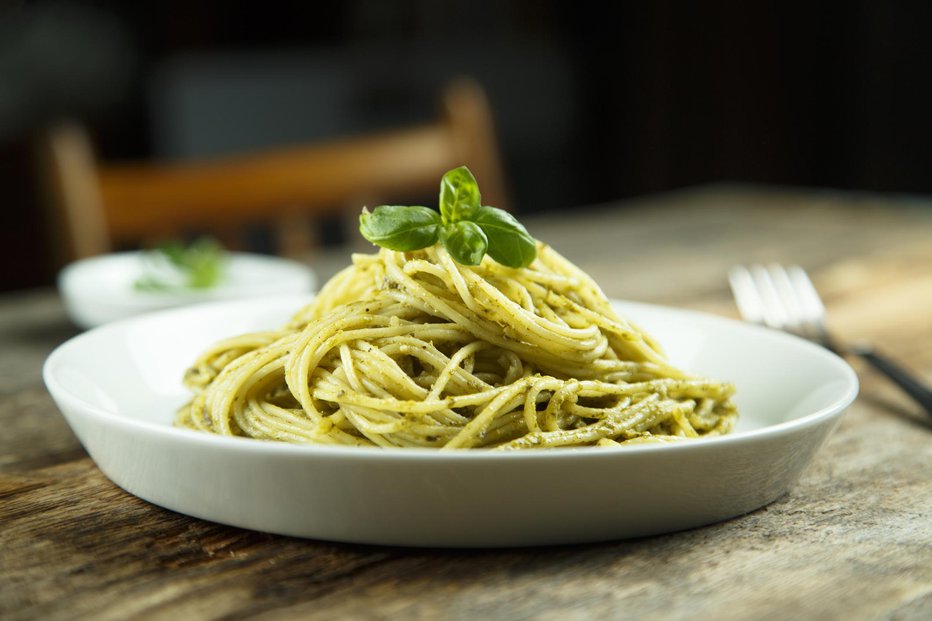 Fotografija: Poletna porcija špagetov z zelenim pestom FOTO: Mariha-kitchen/ Getty Images