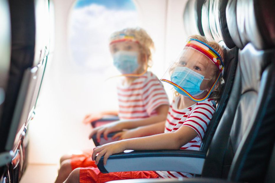 Fotografija: Maske na letalu so obvezne. FOTO: Shutterstock