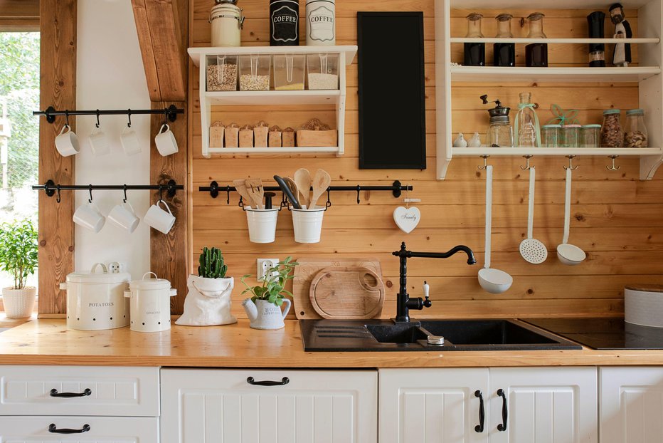Fotografija: Če prvič opremljate kuhinjo, jo uredite tako, da boste v njej radi preživljali čas. FOTO: Liloon, Shutterstock