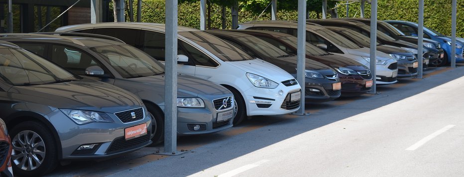 Fotografija: Zamude pri dobavah novih avtomobilov povečujejo prodajo rabljenih. FOTO: Gašper Boncelj