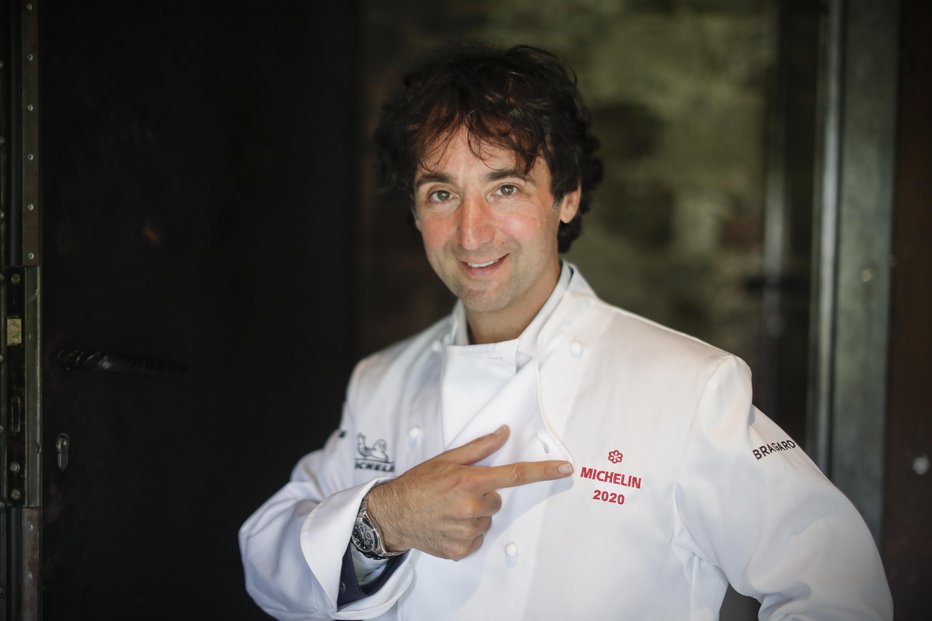 Fotografija: Na kuharski uniformi nosi Michelinovo zvezdico. FOTO: Uroš Hočevar