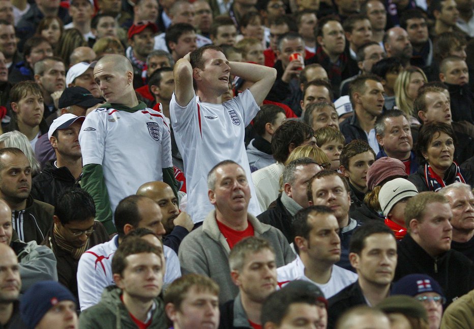 Fotografija: Angleški navijači se držijo za glavo med kvalifikacijsko tekmo s Hrvaško za nastop na euru 2008. FOTO: Eddie Keogh/Reuters