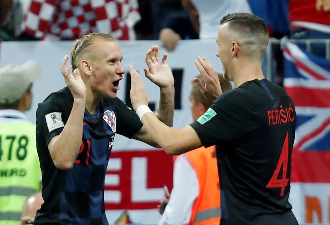 Domagoj Vida (levo) in Ivan Perišić proslavljata prvi gol proti Angliji v Moskvi. FOTO: Maxim Šemetov/Reuters