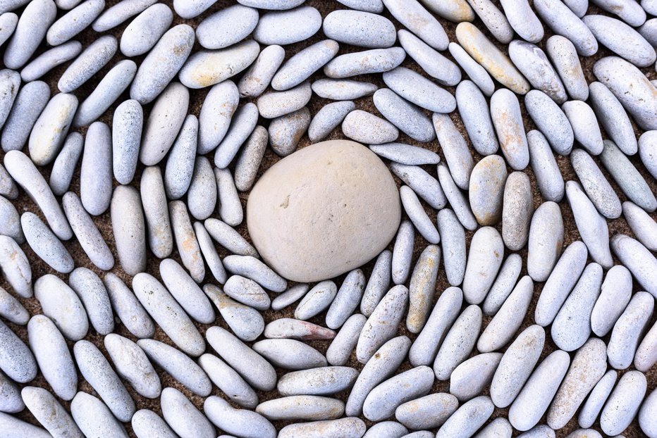 Fotografija: Small pebbles around big stone