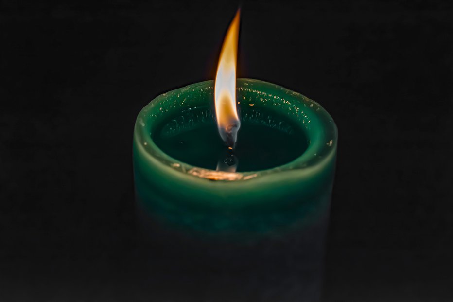Fotografija: Zeleno svečo postavite v sredino kroga iz soli. FOTO: Dmitry Bezrukov/Getty Images