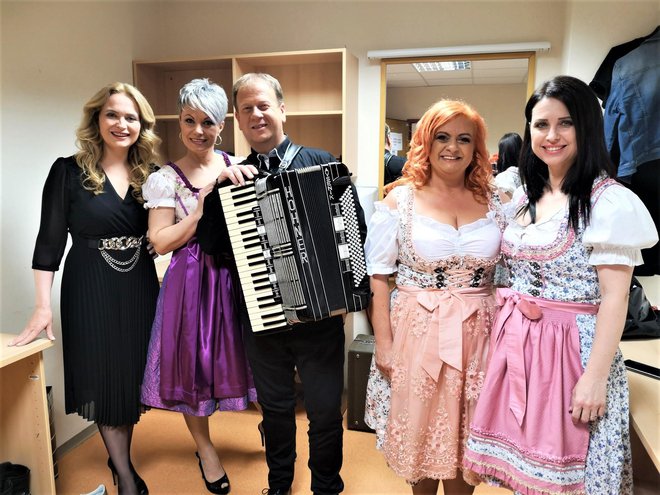 Šopek odličnih pevk okrog harmonikarja Boštjana Doriča: Sandra Križan, Klavdija Winder, Brigita in Tadeja Avbreht