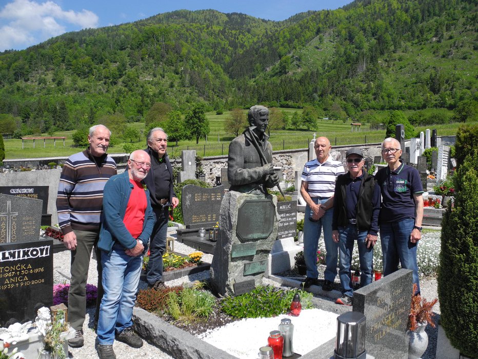 Fotografija: Člani odprave v petek na Koflerjevem grobu (z leve): Janko Ažman, Janez Brojan, Franci Ekar, Iztok Belehar, Tomaž Jamnik in Peter Ščetinin