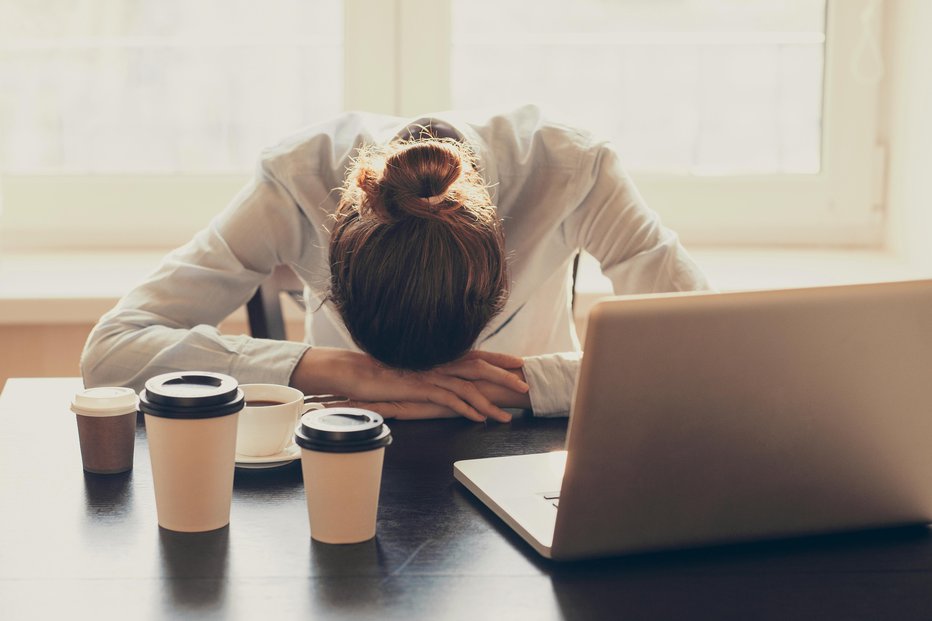 Fotografija: Utrujenosti ne moremo pregnati s kavo. FOTO: Poike/Getty Images