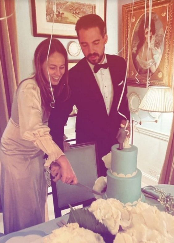 Fotografija: Nina Flohr in grški princ Filipos sta končno razrezala torto. FOTO: Instagram