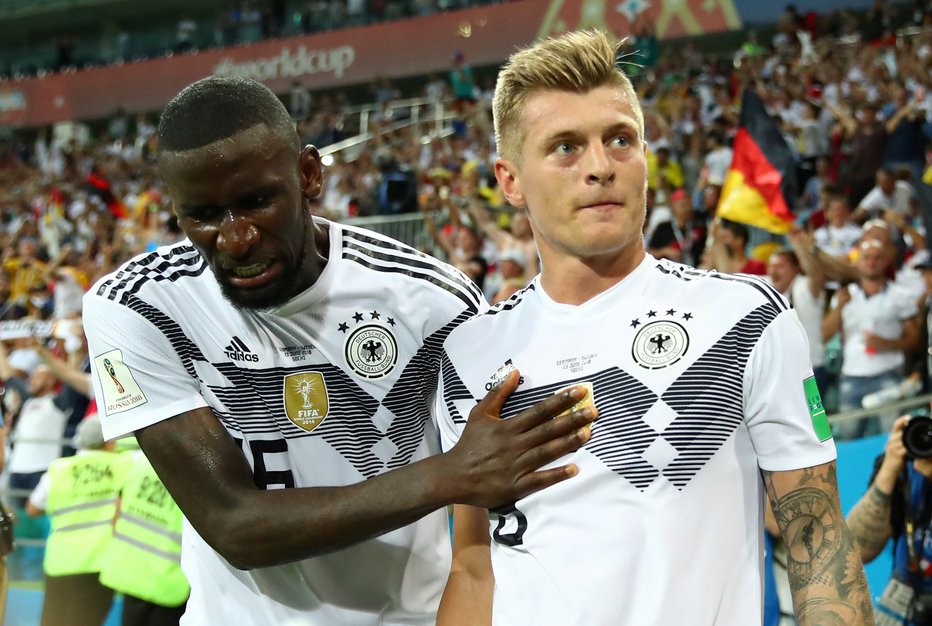 Fotografija: Antonio Rüdiger in Toni Kroos sta med pomembnimi aduti nemške reprezentance. FOTO: Michael Dalder/Reuters