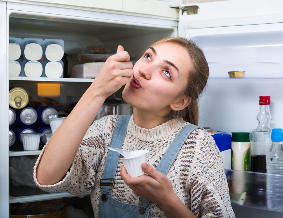 Fotografija: Jogurt z nekaj dni pretečenim rokom uporabnosti ne bo povzročil zastrupitve. FOTO:Jackf/Getty Images