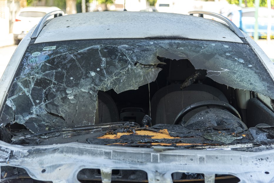 Fotografija: Avto je zgorel, motorist je umrl na kraju nesreče. Predvidevajo, da je druga žrtev motoristov sopotnik. FOTO: Avi Rozen Getty Images/istockphoto