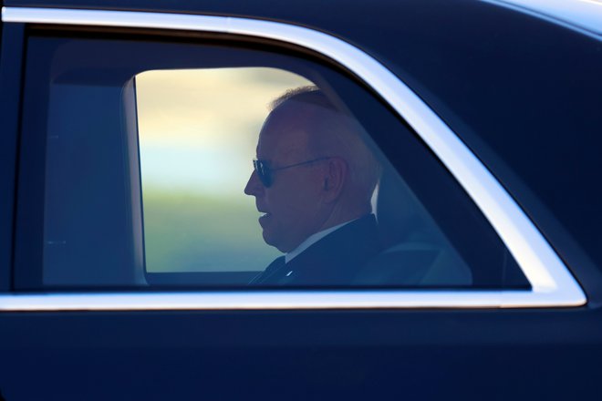 Jo Biden je prispel v Švico. FOTO: Denis Balibouse, Reuters