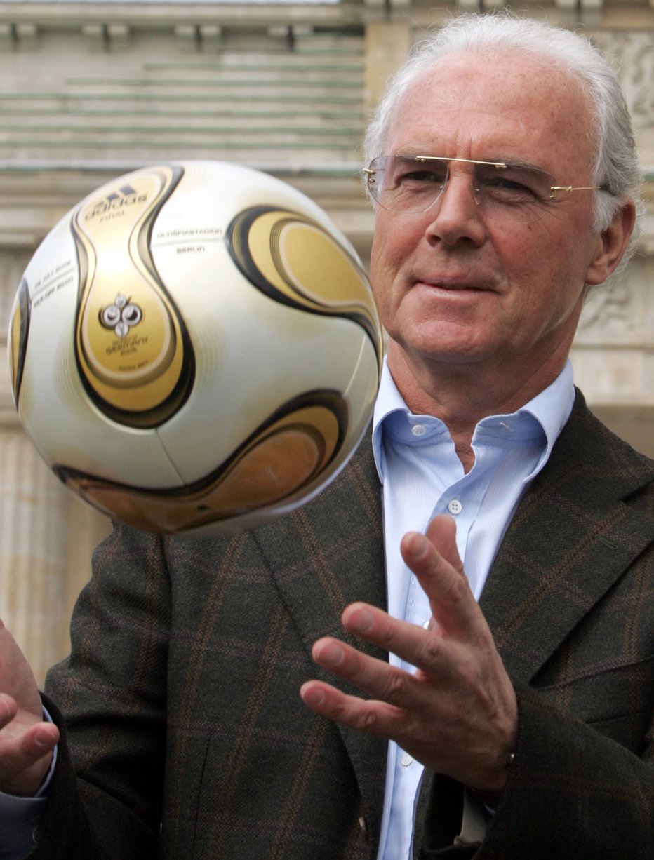 Fotografija: Tudi Bayernova ikona Franz Beckenbauer je imel poti in stranpoti v svojem nogometnem življenju. FOTO: Tobias Schwarz/Reuters