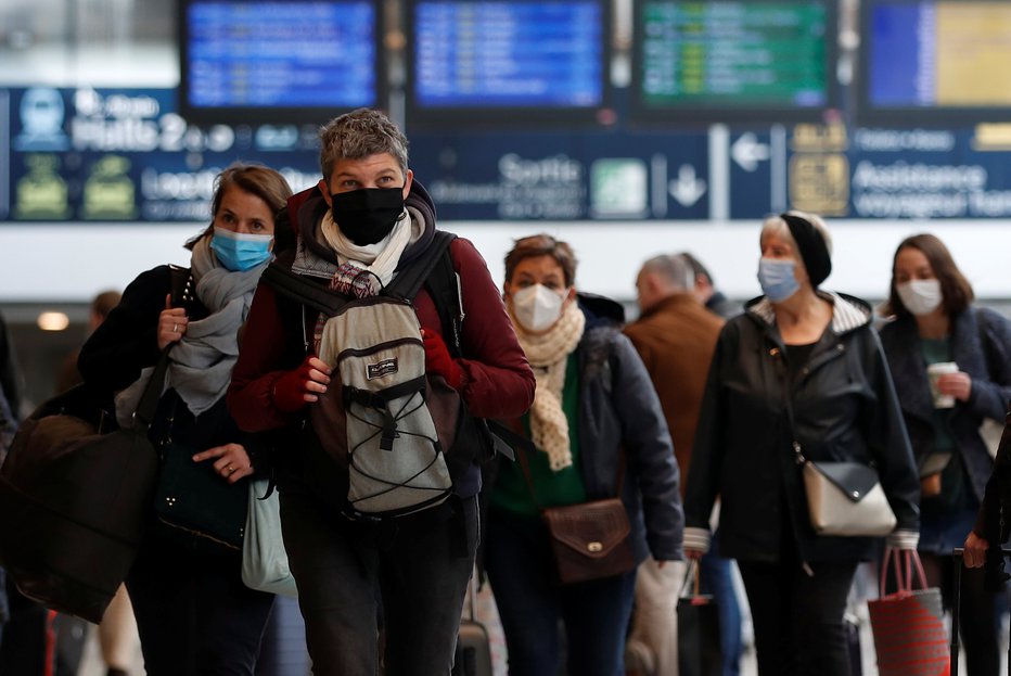 Fotografija: Maske bodo obvezne le še izjemoma, denimo v javnem prevozu. FOTO: Gonzalo Fuentes, Reuters