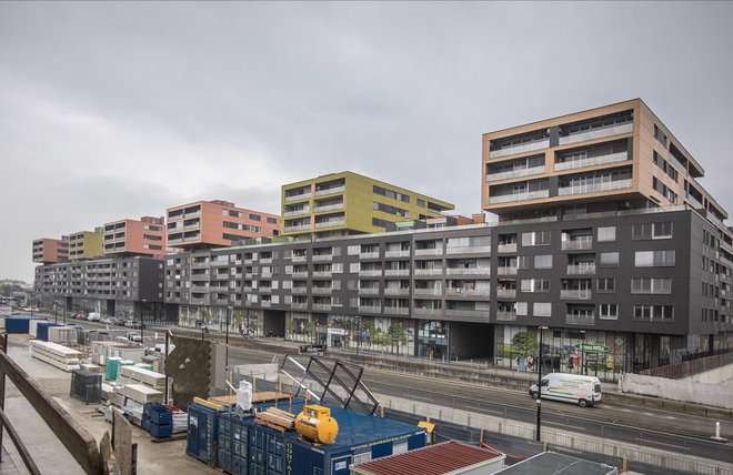 Na območju soseske Celovški dvori je trenutno 800 stanovanj. Po ocenah Prskala bi lahko v naslednjih treh letih v Šiški zraslo 1320 stanovanj. FOTO: Voranc Vogel, Delo