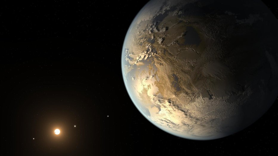Fotografija: Aprila 2014 pa je prišla takrat spektakularna novica, da je Kepler odkril prvi skalnati planet, po velikosti skoraj enak Zemlji, ki leži v zlatolaskini coni. Kepler-186f leži v sistemu Kepler-186, okoli 500 svetlobnih let od nas. Družbo mu delajo še štirje planeti, njihova zvezda pa je klasificirana kot rdeča pritlikavka. Planet svojo zvezdo obkroži vsakih 130 dni, od nje prejme eno tretjino energije kot jo Zemlja prejme od Sonca. Na površju je opoldne tako svetlo, kot pri nas okoli uro pred sončnim zahodom. Podobnih planetov je Kepler našel še veliko, med drugim pa je odkril tudi planeta Kepler-62e in Kepler-62-f z globalnima oceanoma brez kopnega. FOTO: Nasa