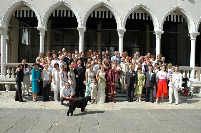 Več kot sto svatov se je imenitno zabavalo v enem od portoroških hotelov, civilni in cerkveni obred pa sta bila v Kopru.