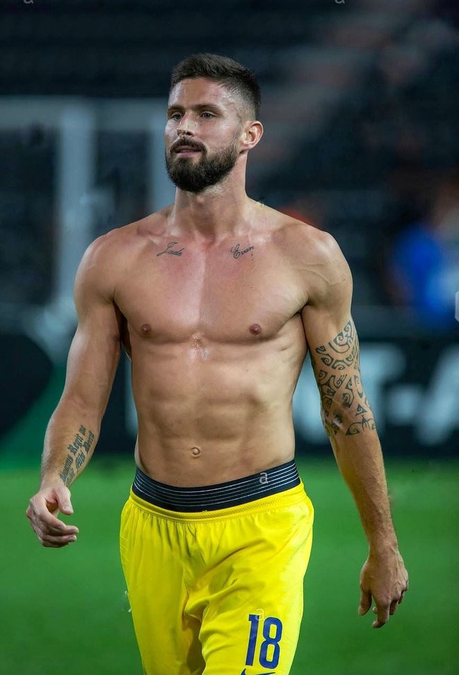 Francoski napadalec, 34-letni Olivier Giroud, je bil v preteklih letih izbran za najbolj seksi nogometaša na Otoku, kjer služi svoj kruh. Nič nenavadnega, mar ne?