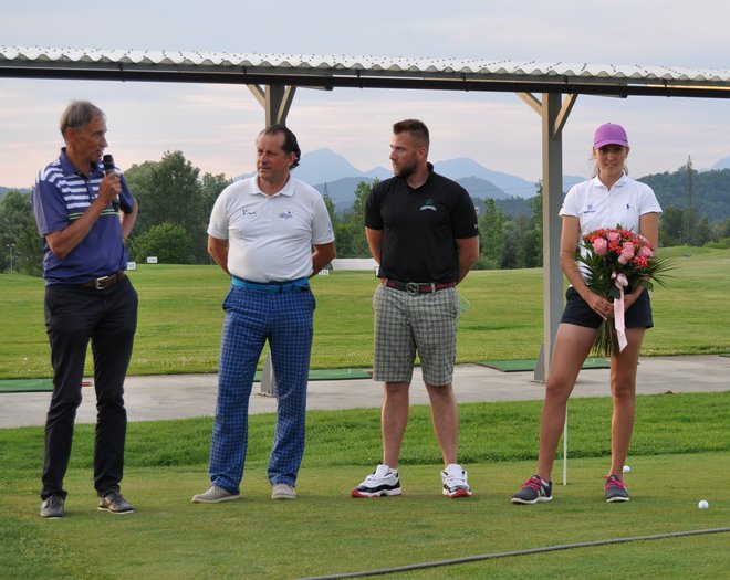 Pia je pogostila svoje domače navijače na ljubljanskem igrišču golf Trnovo in poklepetala z njimi. FOTO: S. N.