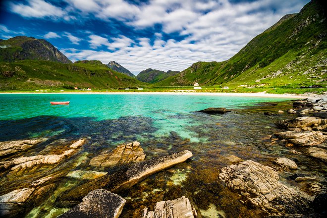 Čeprav morje, ki obliva norveške Lofote, ne preseže 15 stopinj, se boste vseeno želeli pognati vanj. FOTO: Alexkotlov/Getty Images