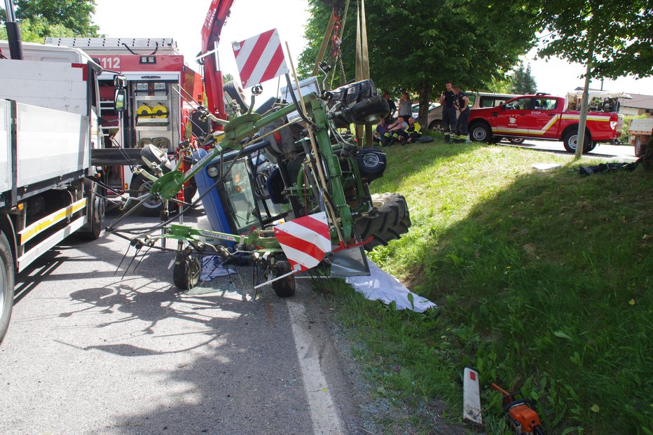 Fotografija: Voznik traktorja je umrl na kraju. FOTO: Policija